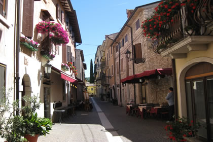 Bardolino blumen geschmckten Balkonen