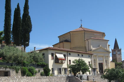 Castelnuovo Kirche Santa Maria