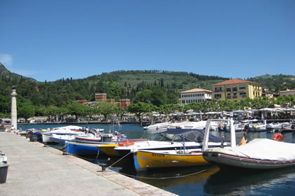 Garda Hafen und Villa degli Albertini