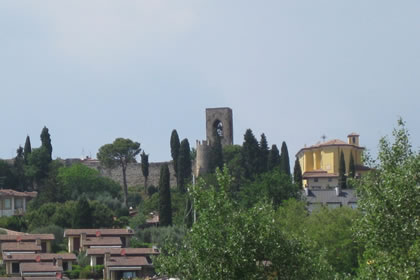 Moniga Schloss und Pfarrkirche