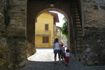 Moniga Eingang zum Schloss aus dem zehnten Jahrhundert