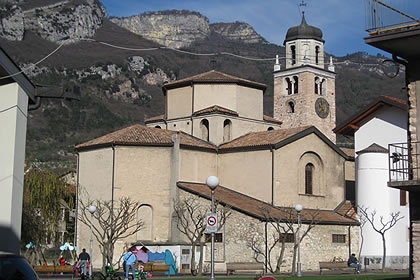 Nago der Kirche Santissima Trinità