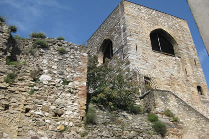 Padenghe Turm und Burgwand