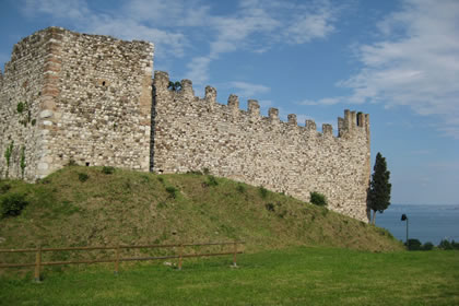 Padenghe Außenmauern der Burg