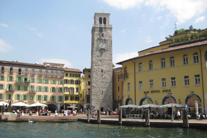 Riva der Uhrturm und der alte Hafen