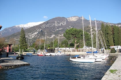 Torbole den kleinen Hafen