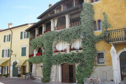 Torri del Benaco Haus: die Front ist mit Blumen bedeckt