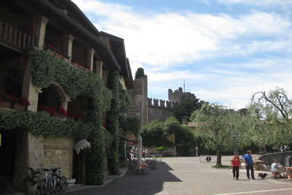 Torri del Benaco den Platz des Hafens