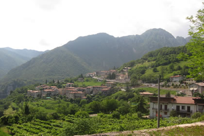 Tremosine Panoramablick auf den Ortsteil Sermerio