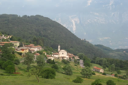 Tremosine Panoramablick auf den Ortsteil Fucine